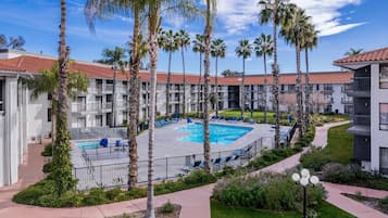 室外游泳池,池畔遮阳伞,日光浴躺椅