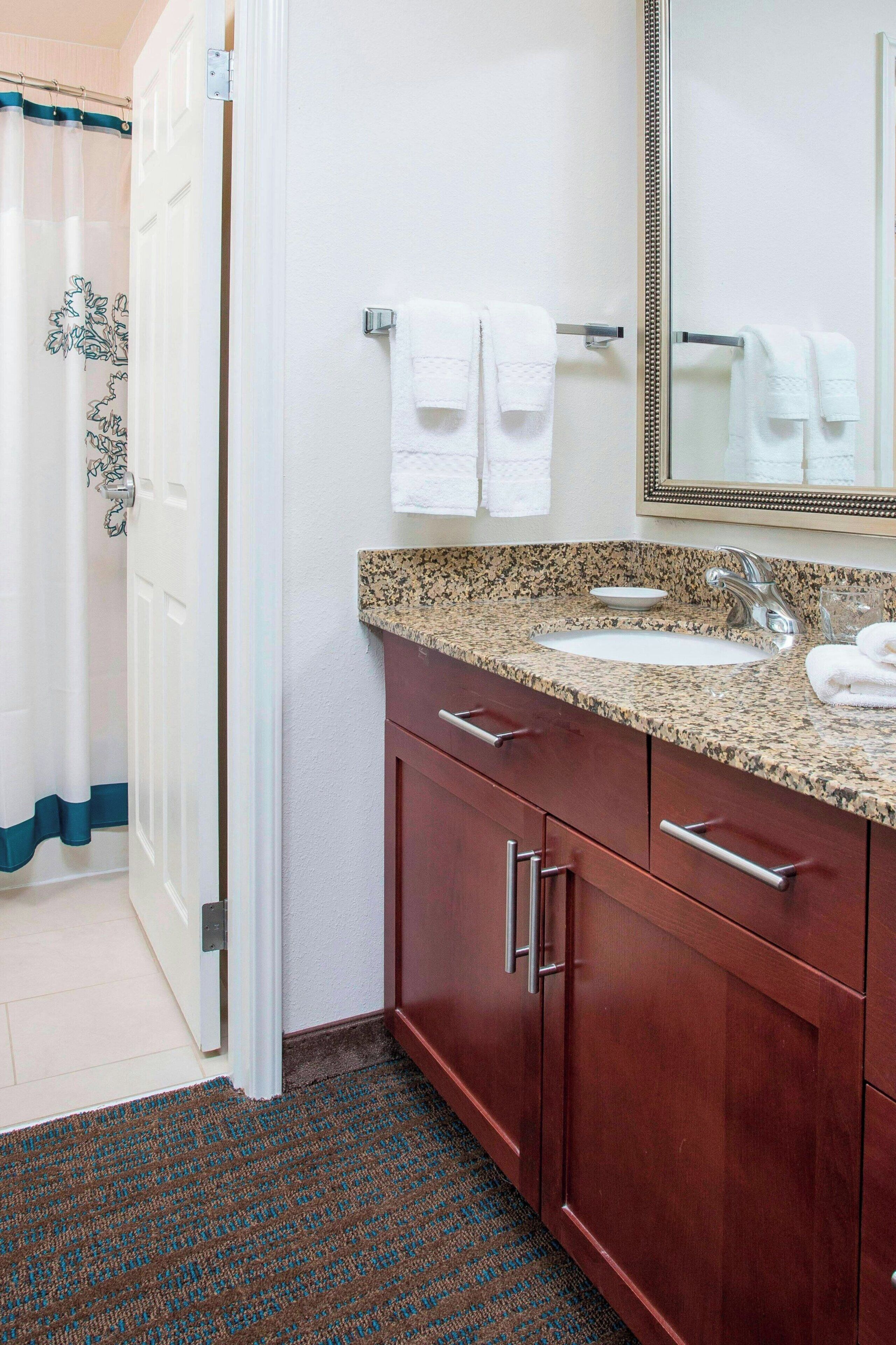 combined shower/bathtub, hair dryer, towels