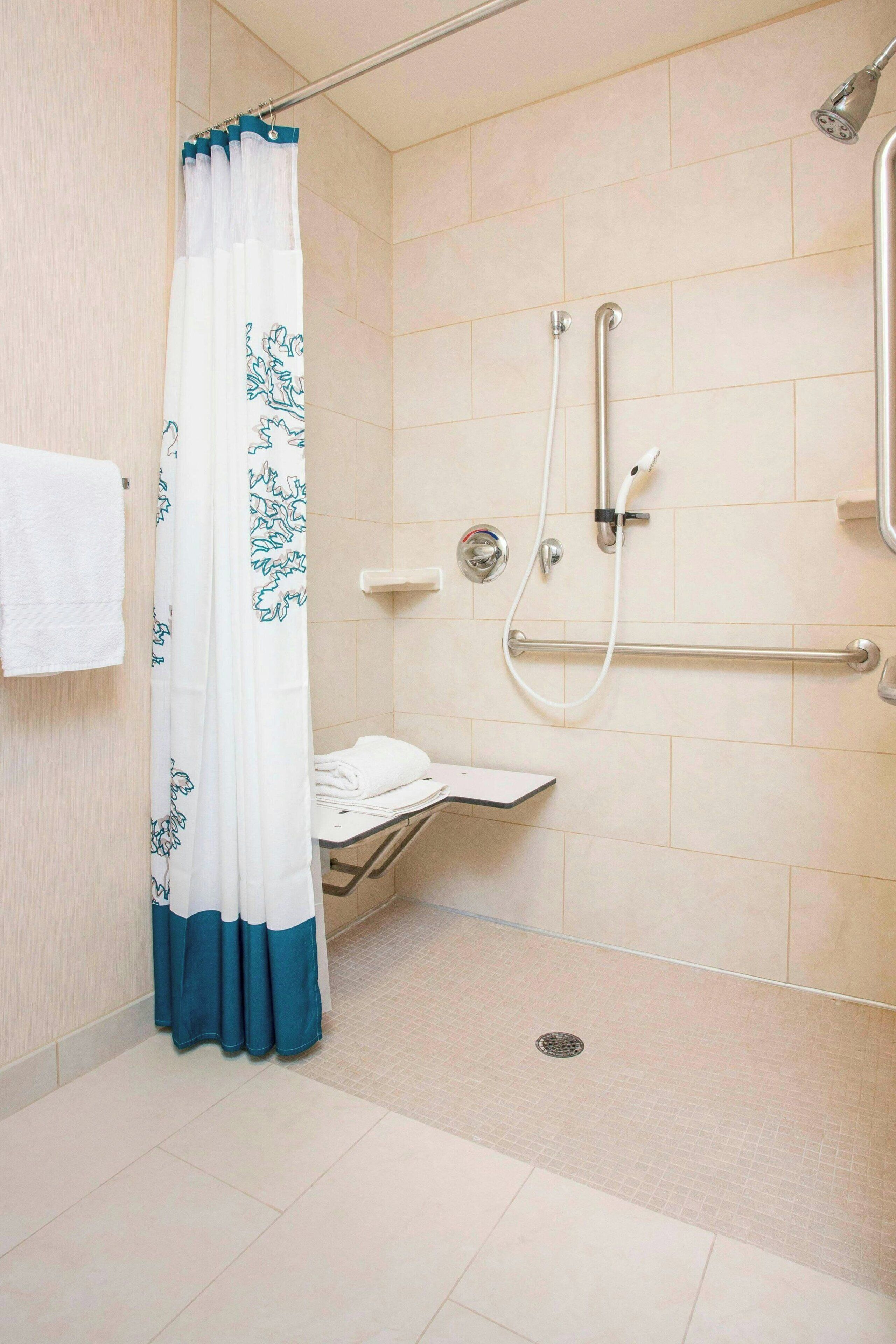combined shower/bathtub, hair dryer, towels