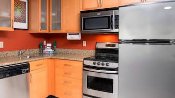 Refrigerador, microondas, placa de cocina, lavavajillas