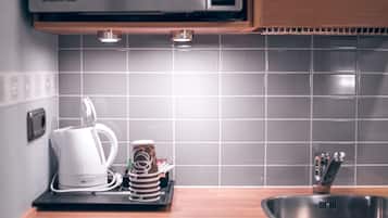 Family Room | Private kitchenette | Electric kettle