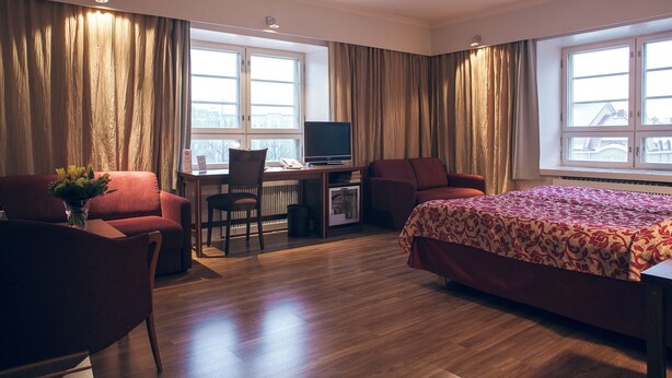In-room safe, desk, blackout curtains, soundproofing - Hotel Anna (Helsinki)