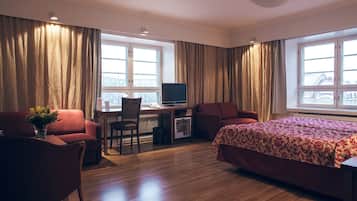 VÀrdeförvaringsskÄp pÄ rummet, skrivbord och mörklÀggningsgardiner