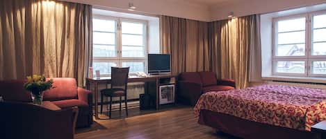 Värdeförvaringsskåp på rummet, skrivbord och mörkläggningsgardiner