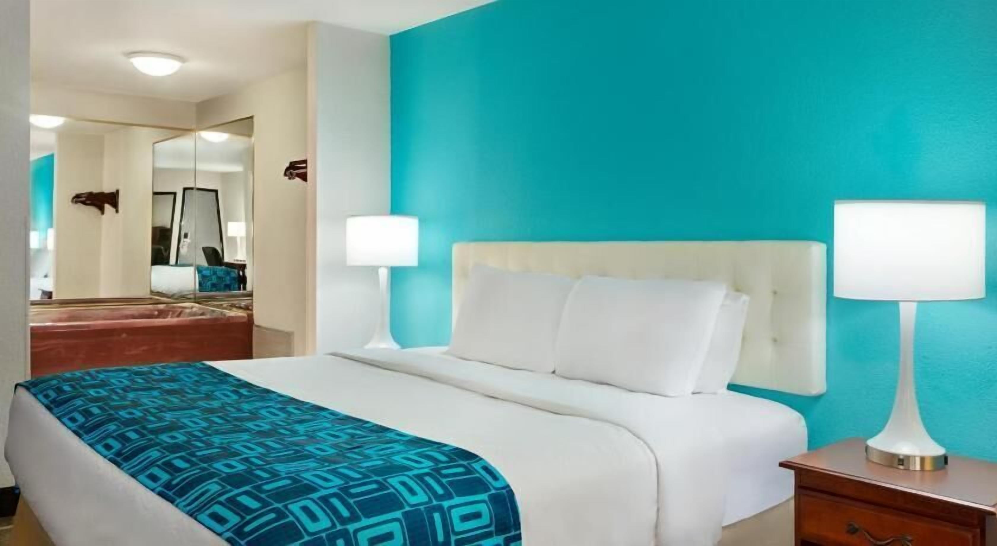 Bàn, truy cập Internet không dây miễn phí, bộ trải giường 