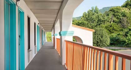 Howard Johnson by Wyndham Chattanooga Lookout Mountain I-24