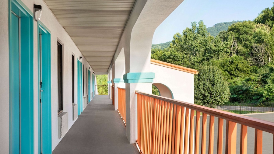 Howard Johnson by Wyndham Chattanooga Lookout Mountain I-24