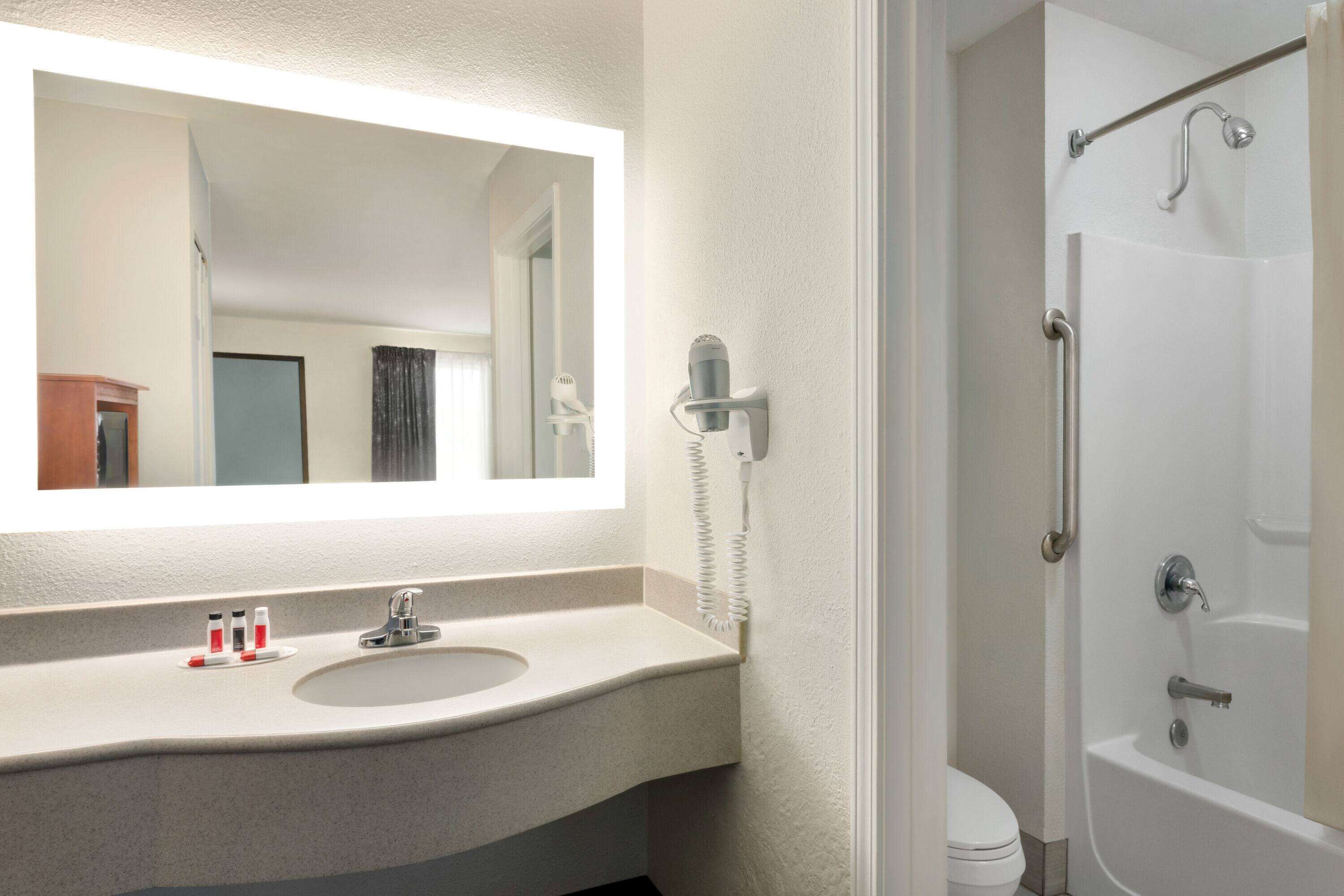 Ducha y bañera combinadas y artículos de higiene personal gratuitos