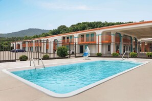 Una piscina al aire libre de temporada