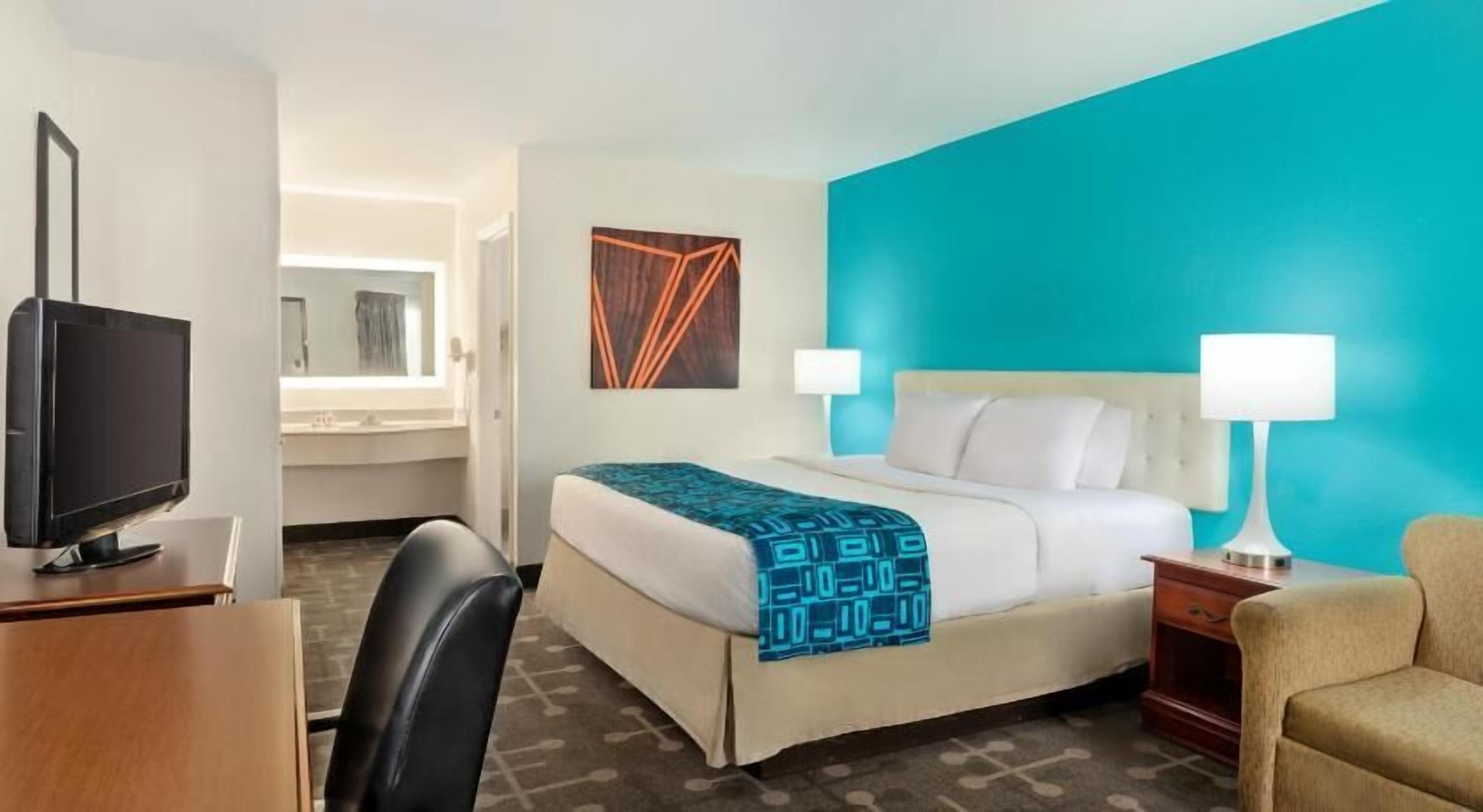 Bàn, truy cập Internet không dây miễn phí, bộ trải giường 