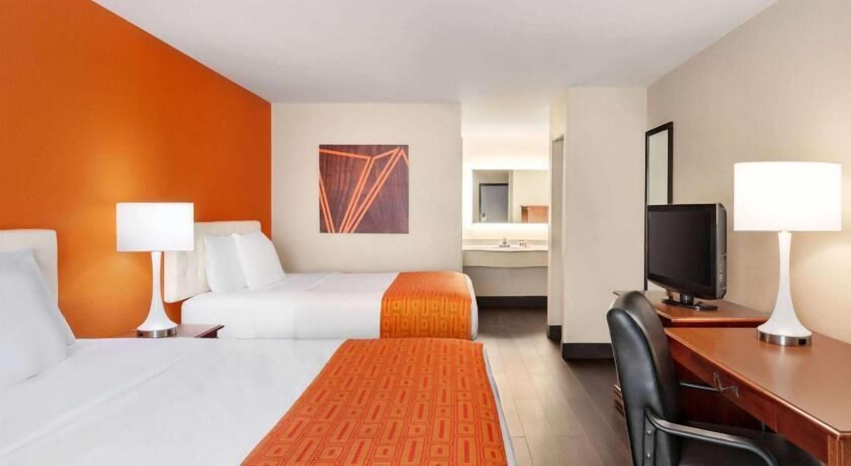 Bàn, truy cập Internet không dây miễn phí, bộ trải giường 