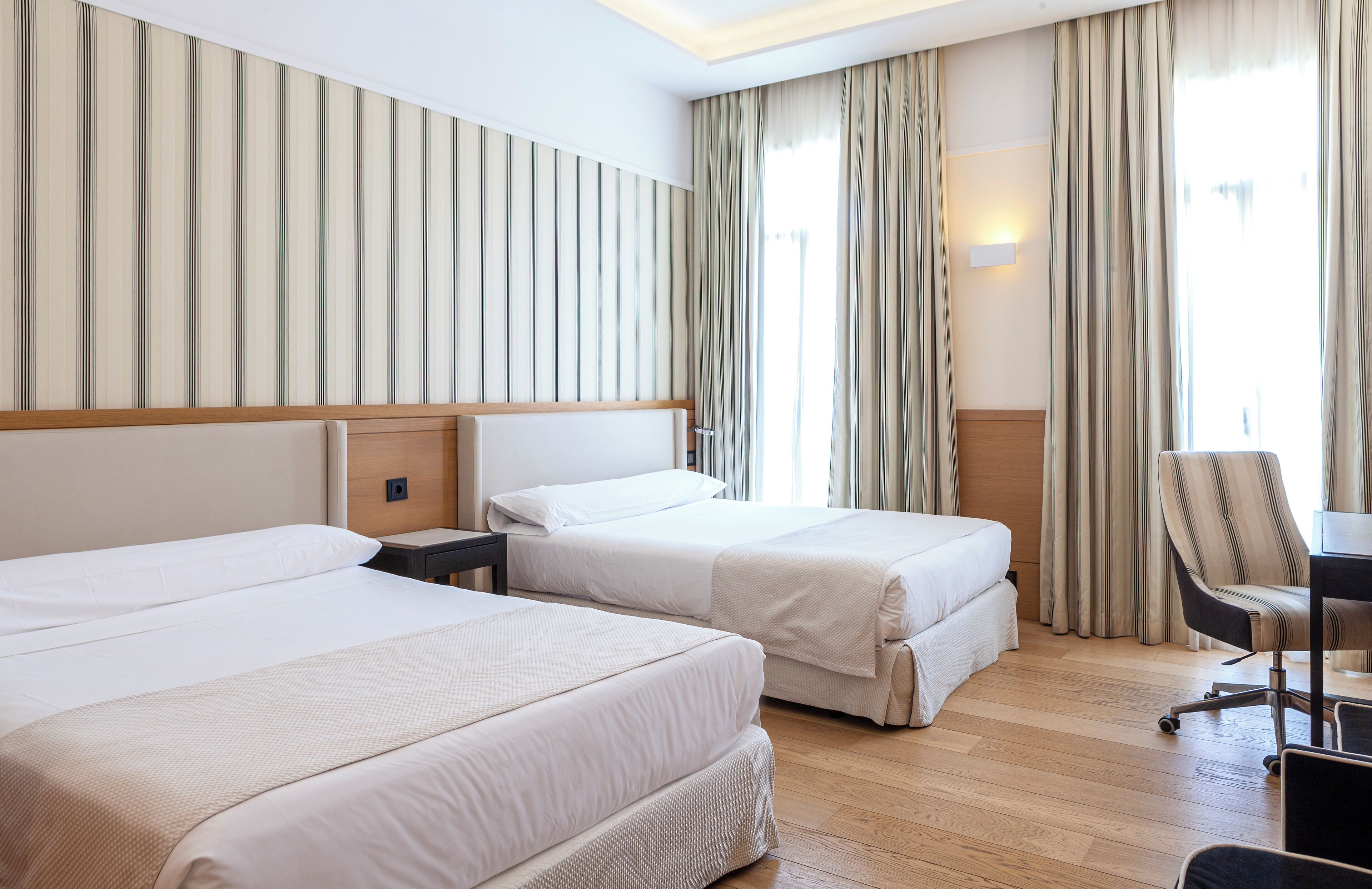 Familiekamer, 2 tweepersoonsbedden, bad | Een minibar, een kluis op de kamer, een bureau, een laptopwerkplek