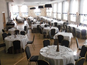 2 restaurants, breakfast, lunch, dinner served; local cuisine 