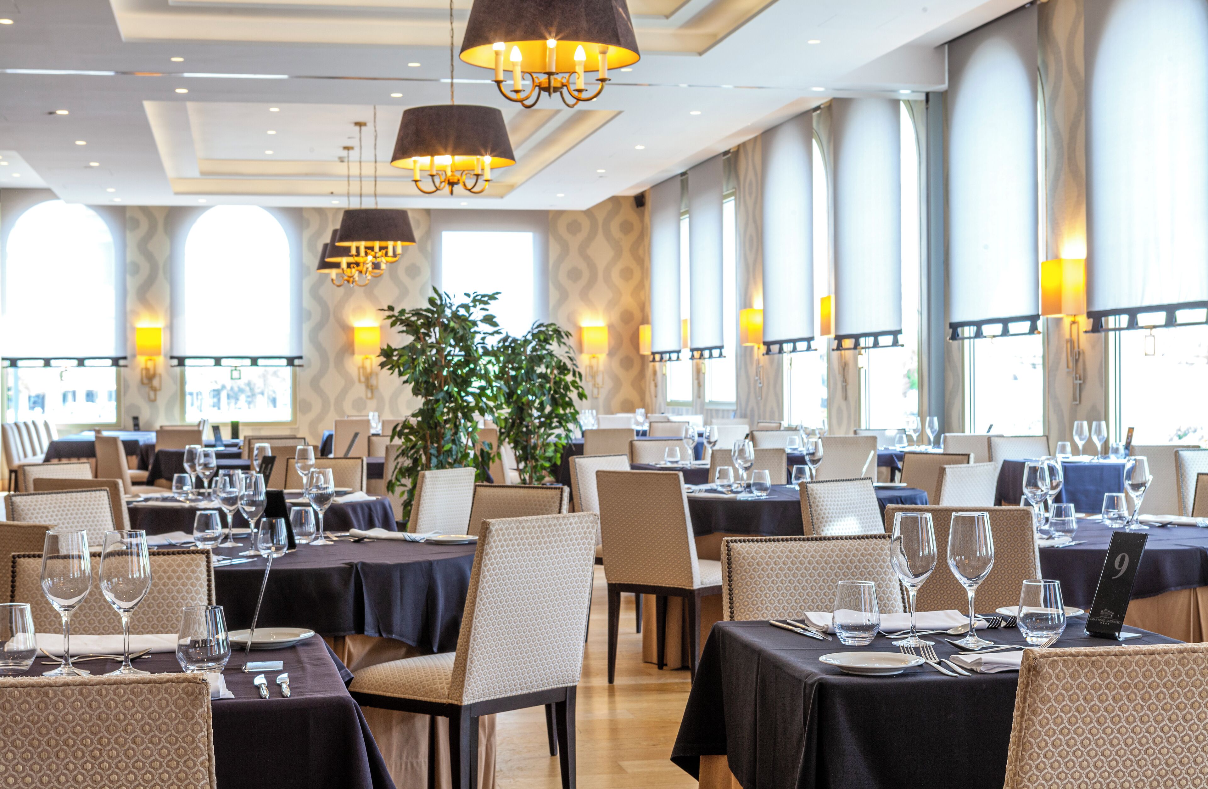 2 restaurants, serveren ontbijt, lunch, diner, lokale gerechten