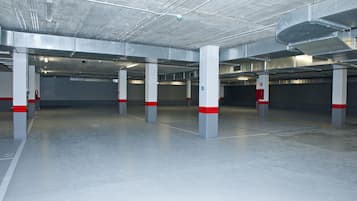موقف سيارات (بتكلفة إضافية) (18 EUR في اليوم)