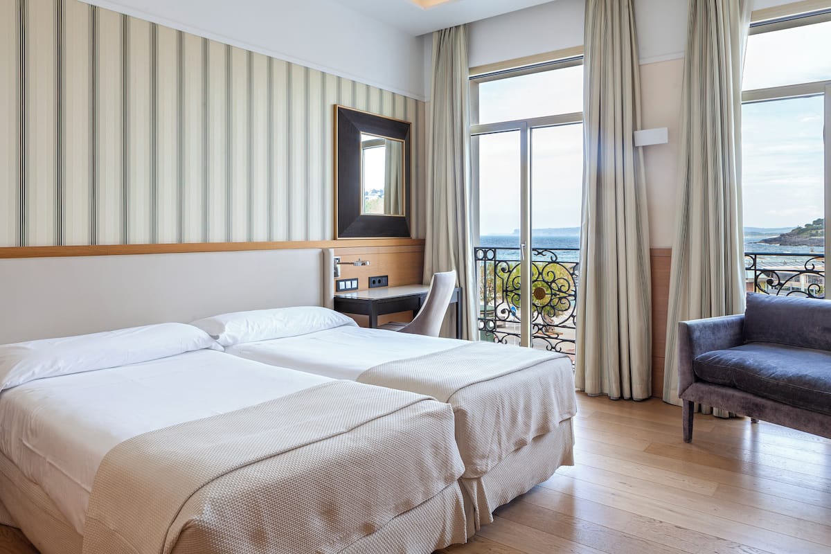 Minibar, in-room safe, desk, laptop workspace