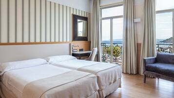 Minibar, caja fuerte, escritorio y espacio para trabajar con un portátil