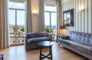 迷你吧、房內夾萬、書桌、手提電腦工作空間