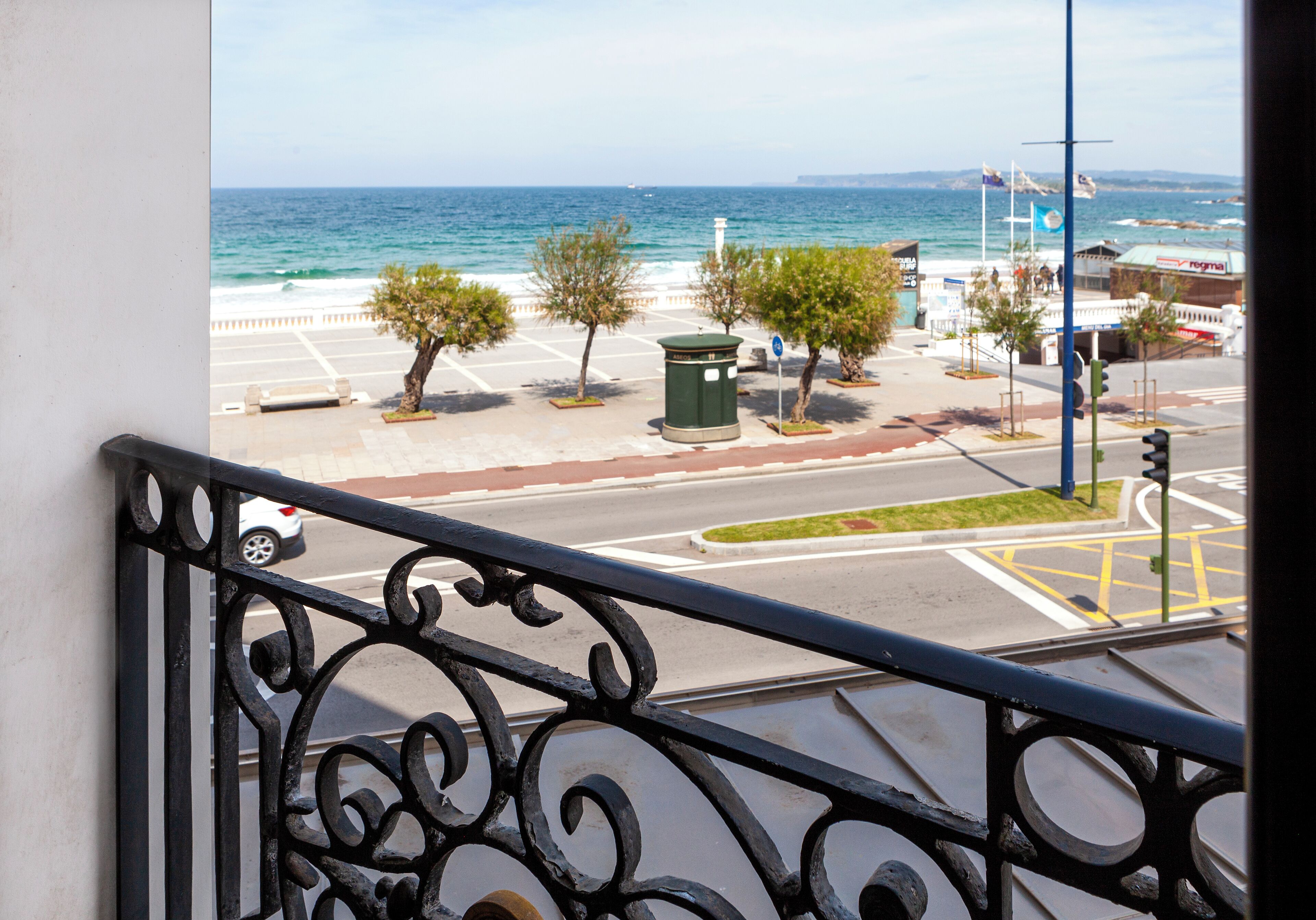 ميني بار وخزنة داخل الغرفة ومكتب ومساحة عمل للكمبيوتر المحمول