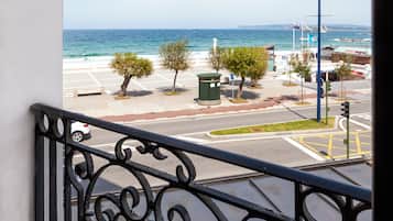 ميني بار وخزنة داخل الغرفة ومكتب ومساحة عمل للكمبيوتر المحمول