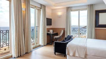 ميني بار وخزنة داخل الغرفة ومكتب ومساحة عمل للكمبيوتر المحمول