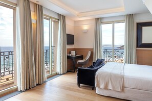 Minibar, in-room safe, desk, laptop workspace