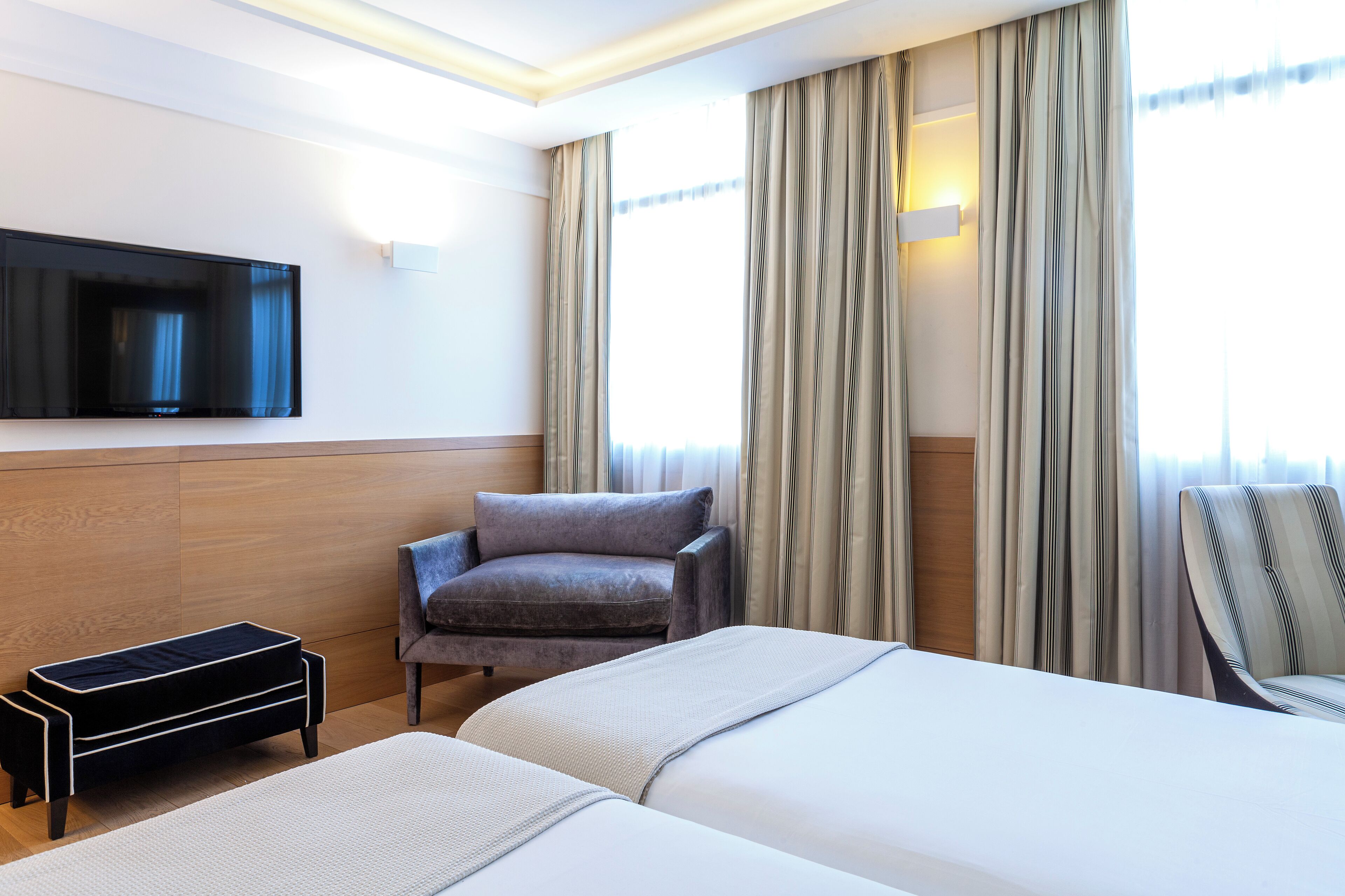 Standard Double Room, 2 Twin Beds | Minibar, in-room safe, desk, laptop workspace