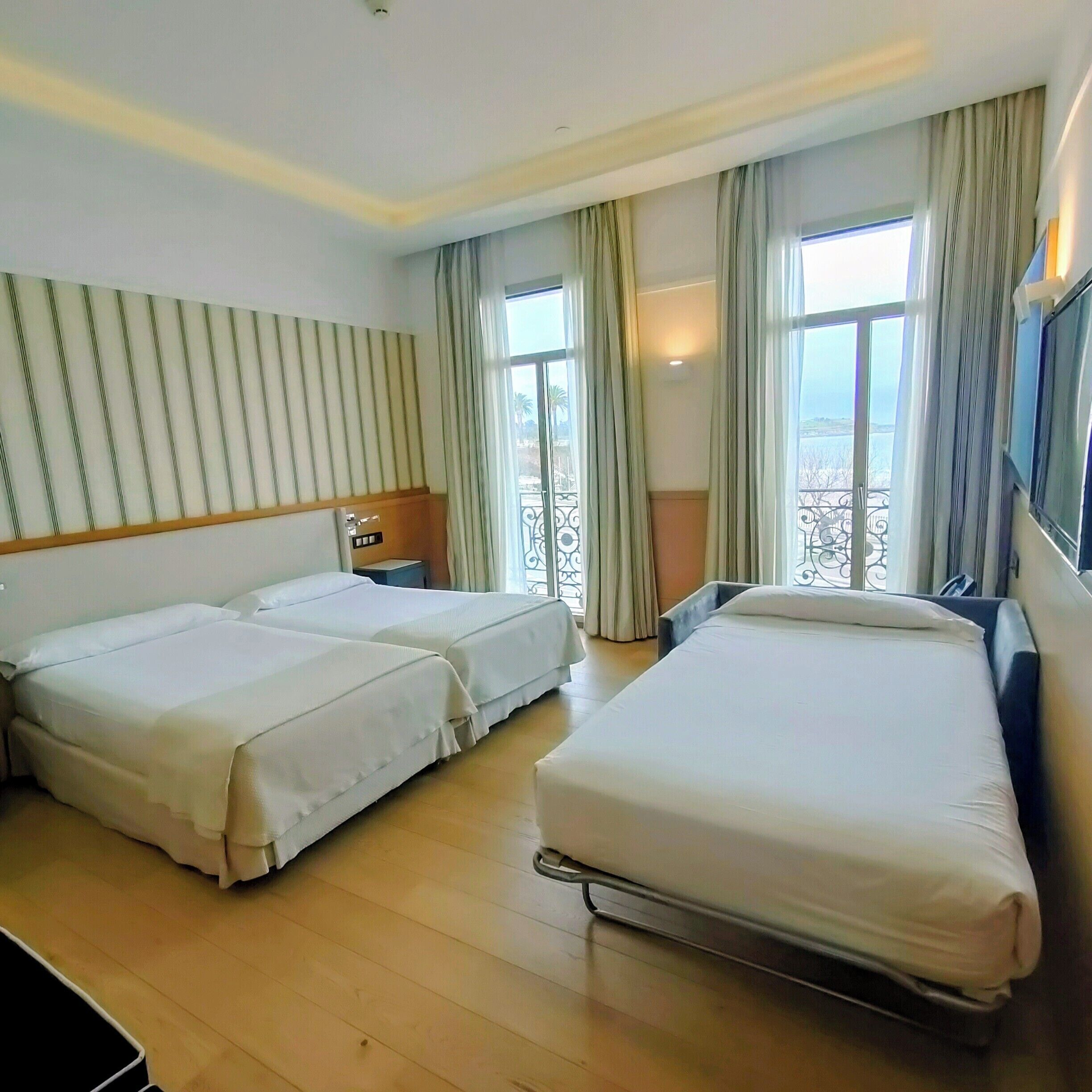 Standard-Dreibettzimmer, Meerblick | Minibar, Zimmersafe, Schreibtisch, laptopgeeigneter Arbeitsplatz