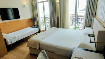 Habitación triple estándar, vistas al mar | Minibar, caja fuerte, escritorio y espacio para trabajar con un portátil