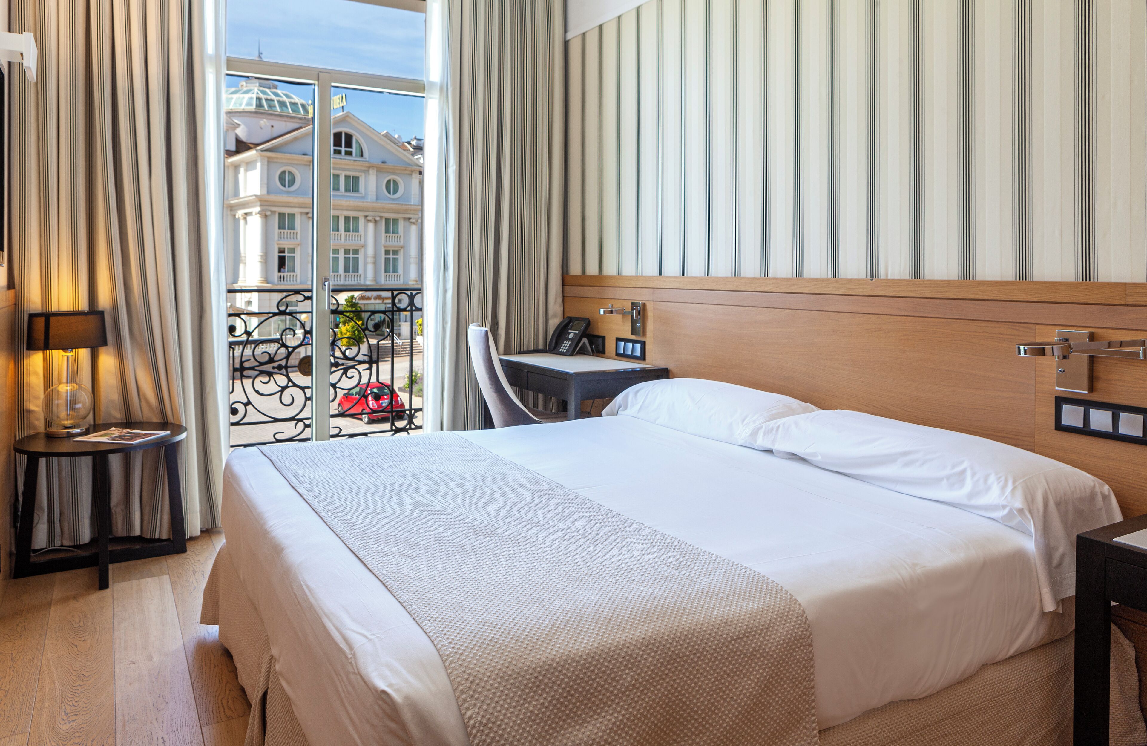 Standard Single Room | Minibar, in-room safe, desk, laptop workspace