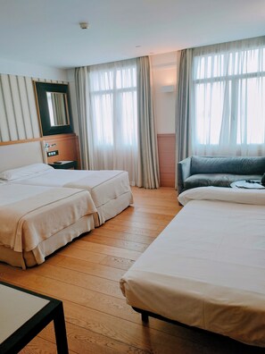 Habitación triple estándar | Minibar, caja fuerte, escritorio y espacio para trabajar con un portátil