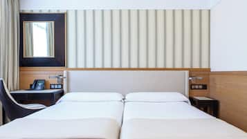 ميني بار وخزنة داخل الغرفة ومكتب ومساحة عمل للكمبيوتر المحمول