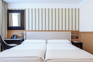Standard Double Room, 2 Twin Beds | Minibar, in-room safe, desk, laptop workspace - Gran Hotel Sardinero (Santander)