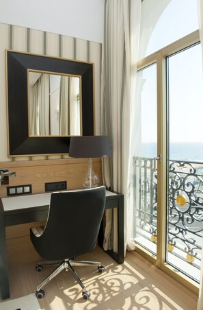 Minibar, Zimmersafe, Schreibtisch, laptopgeeigneter Arbeitsplatz