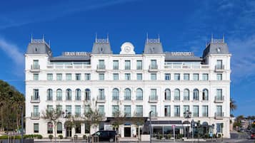 Vista frontal de la propiedad