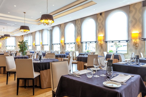 2 restaurants; breakfast, lunch, and dinner served