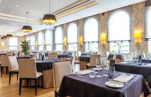 2 restaurants, breakfast, lunch, dinner served; local cuisine - Gran Hotel Sardinero (Santander)