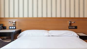 Een minibar, een kluis op de kamer, een bureau, een laptopwerkplek