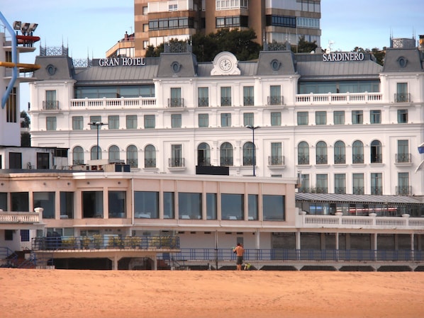 Sulla spiaggia, sabbia bianca