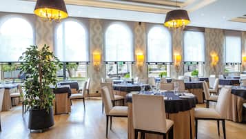 2 restauranter, frokost, lunsj og middag serveres, lokale retter