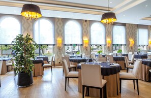 2 restaurants, breakfast, lunch, dinner served; local cuisine 