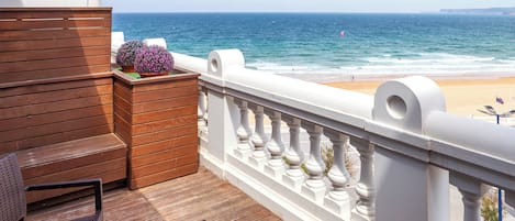 Kahden hengen huone, 1 keskisuuri parisänky, terassi, rantanäköala | Minibaari, tallelokero huoneessa, työpöytä