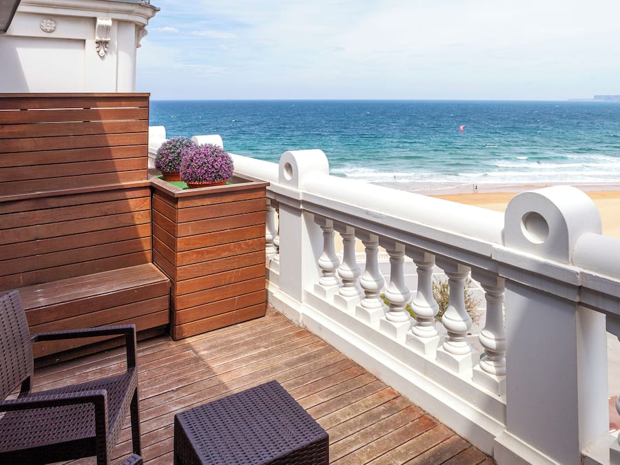 Dubbelrum - 1 queensize-säng - terrass - utsikt mot stranden | Minibar, värdeförvaringsskåp på rummet och skrivbord