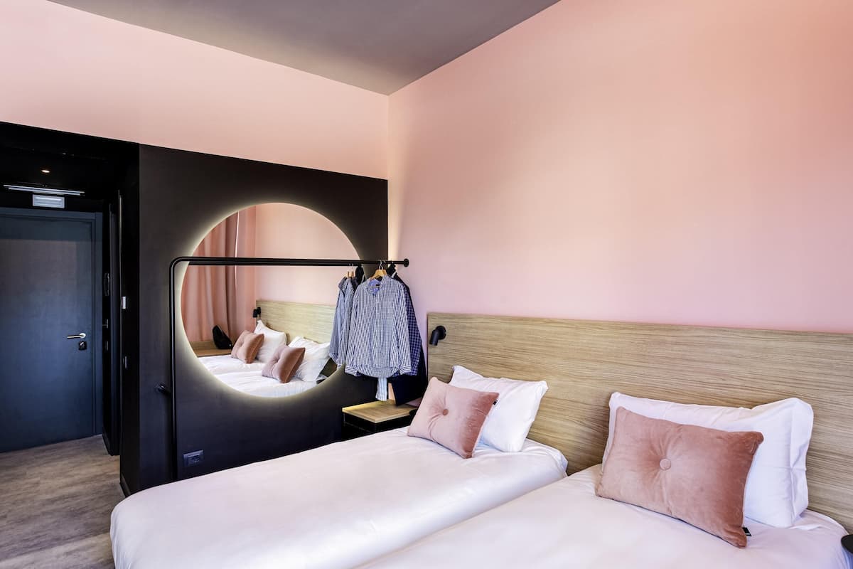 Standaard kamer, 2 eenpersoonsbedden | 1 slaapkamer, luxe beddengoed, donzen dekbedden, een minibar
