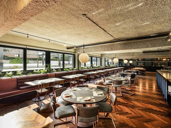 Déjeuner et dîner servis sur place, spécialités Cuisine internationale