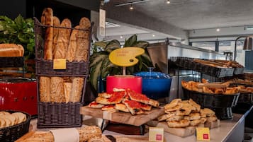 Desayuno buffet todos los días (con cargo)