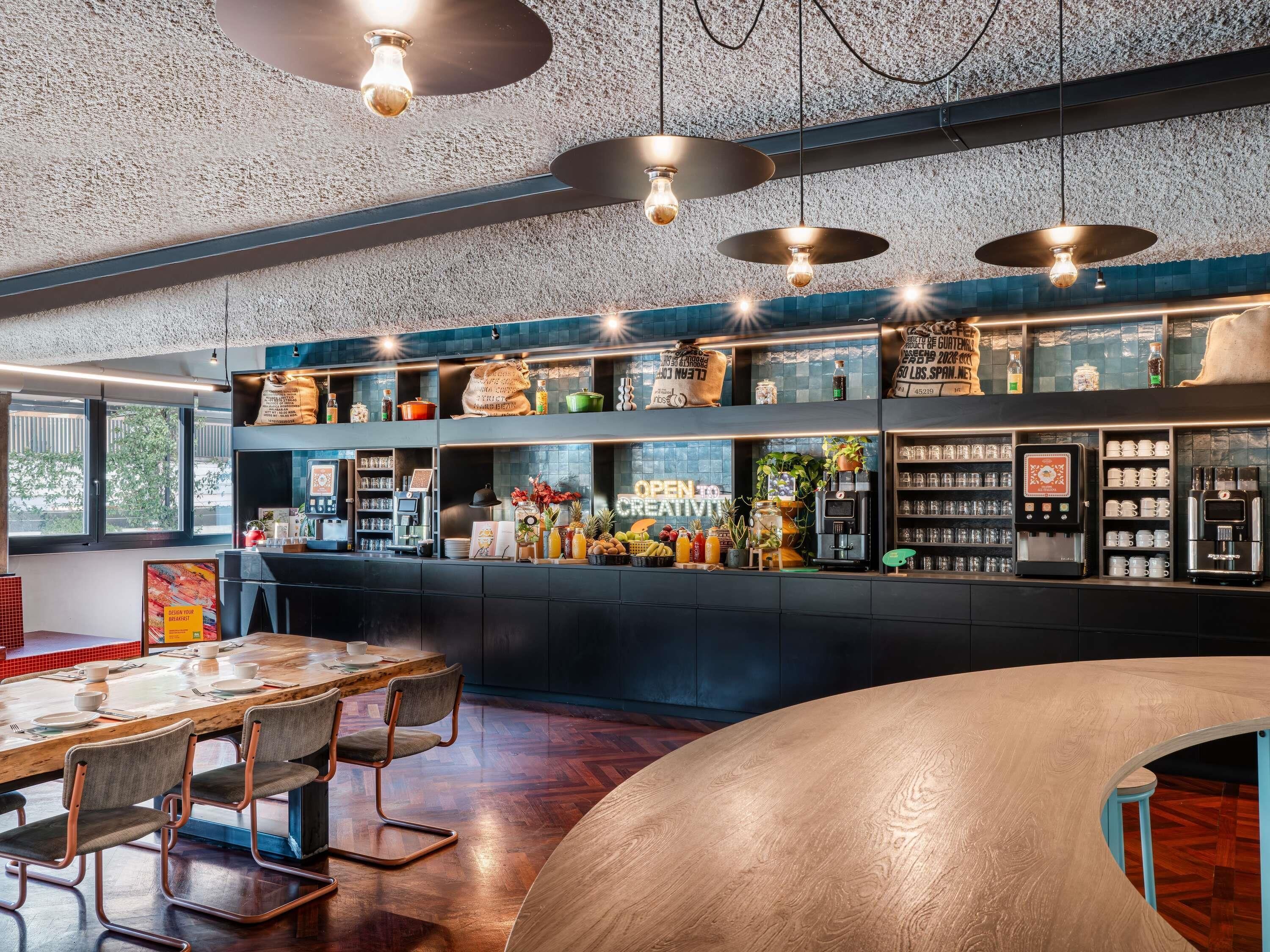 Aperto a pranzo e cena, cucina internazionale