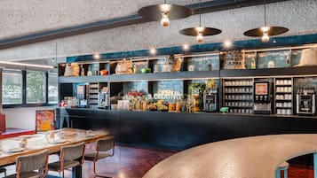 Lunch and dinner served, international cuisine