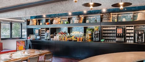 Lunch and dinner served, international cuisine