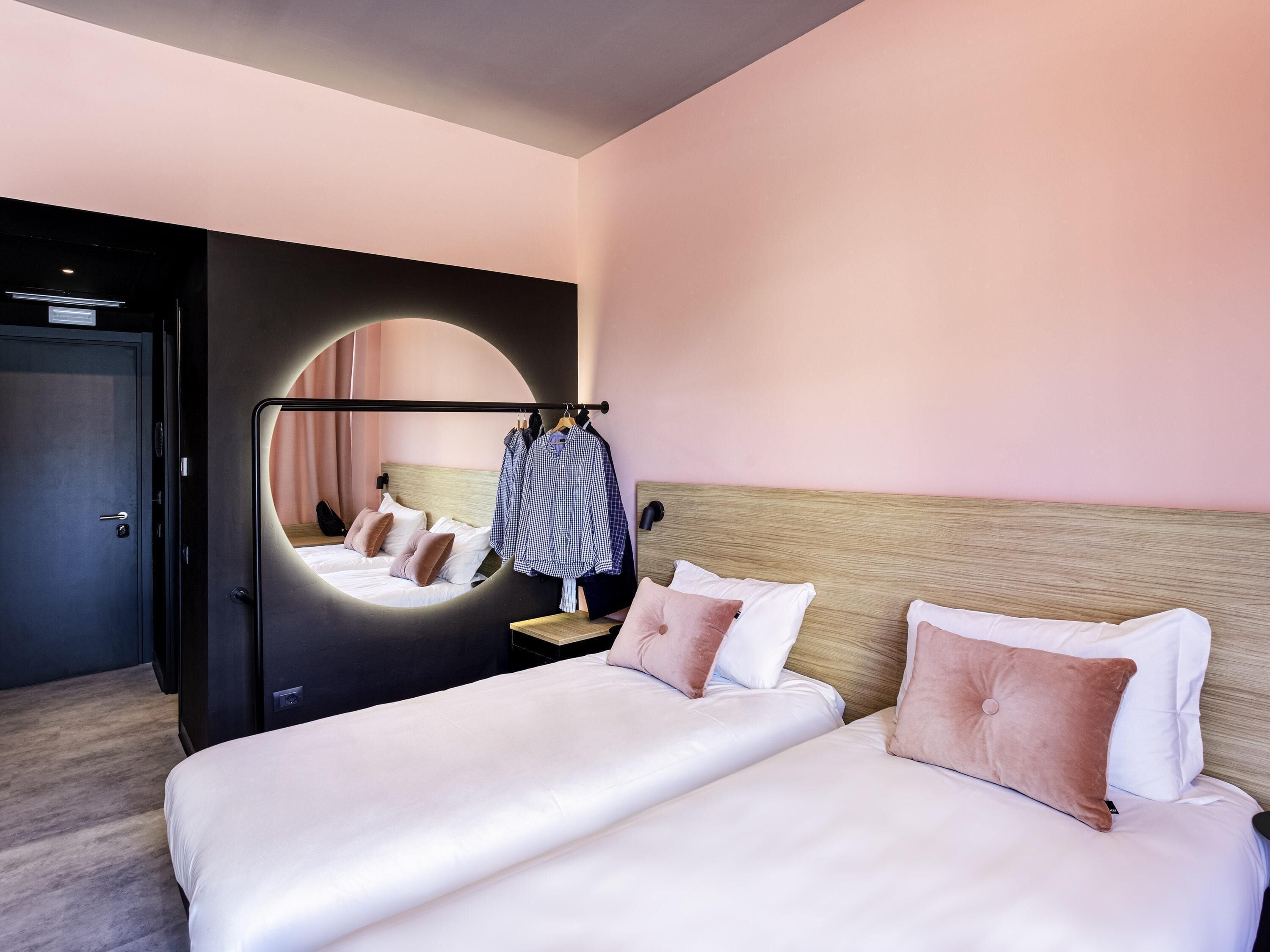 1 habitación, ropa de cama de alta calidad, cubrecamas y minibar 